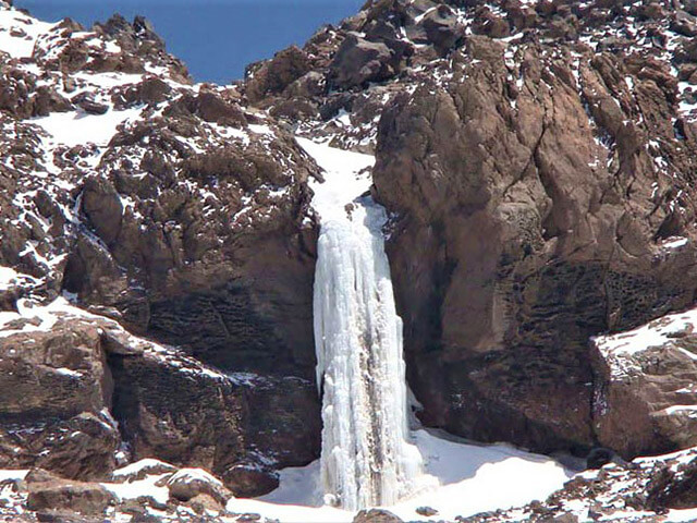 alibabatrek Damavand frozen waterfall Damavand iran blog -Iran-Tour Iran trekking